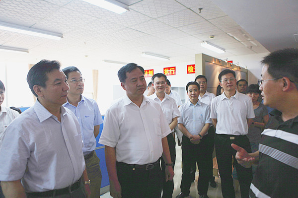 陳肇雄副省長與高新區(qū)芯力特公司負(fù)責(zé)人交流公司發(fā)展情況